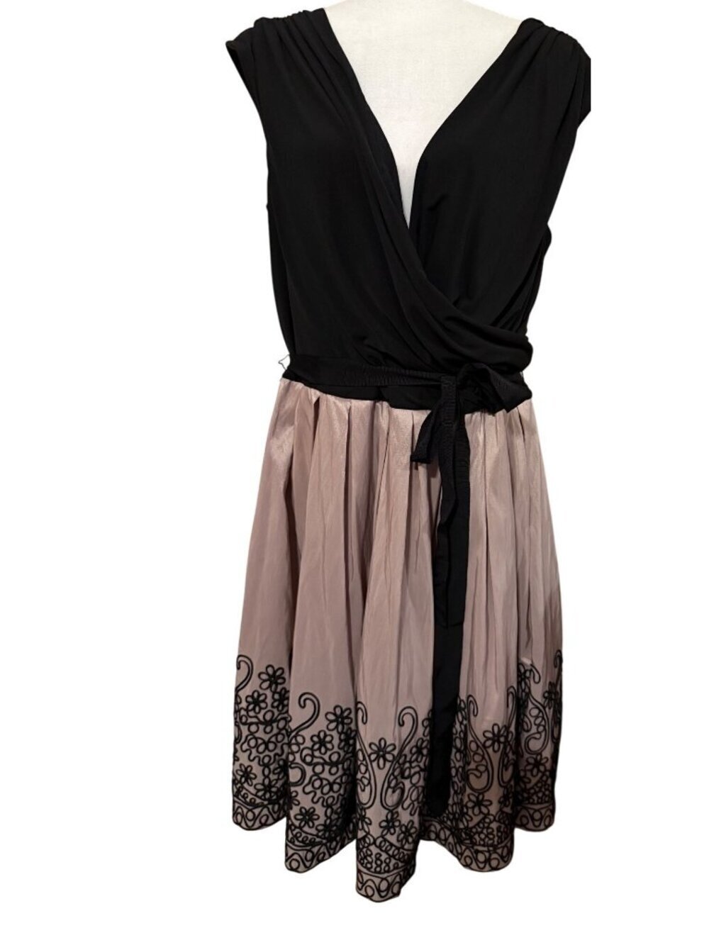 Black and Blush Pink Sleeveless Cocktail Dress Pleated Embroidered Skirt Sz 16W